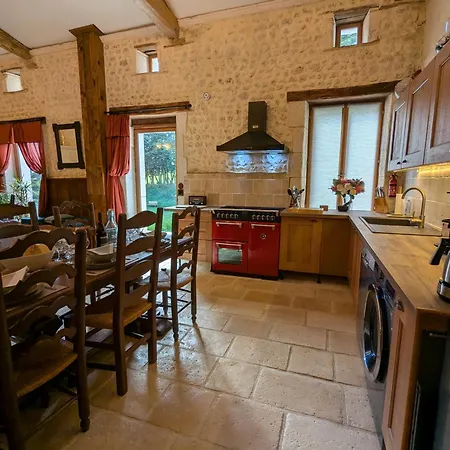 Le Ptit Manoir Des Miroirs Beautifull 4 Star Rated Near Cognac, Private Heated Pool, 4 Bedrooms Each With 1 Large Double Bed Or 2 Singles Nyaraló