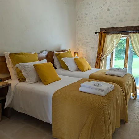 Le Ptit Manoir Des Miroirs Beautifull 4 Star Rated Near Cognac, Private Heated Pool, 4 Bedrooms Each With 1 Large Double Bed Or 2 Singles