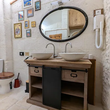 Le Ptit Manoir Des Miroirs Beautifull 4 Star Rated Near Cognac, Private Heated Pool, 4 Bedrooms Each With 1 Large Double Bed Or 2 Singles Saint-Aulais-la-Chapelle