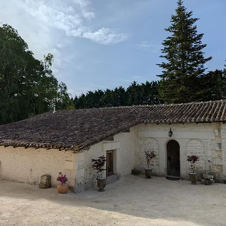 Le Ptit Manoir Des Miroirs Beautifull 4 Star Rated Near Cognac, Private Heated Pool, 4 Bedrooms Each With 1 Large Double Bed Or 2 Singles بيت للعطل