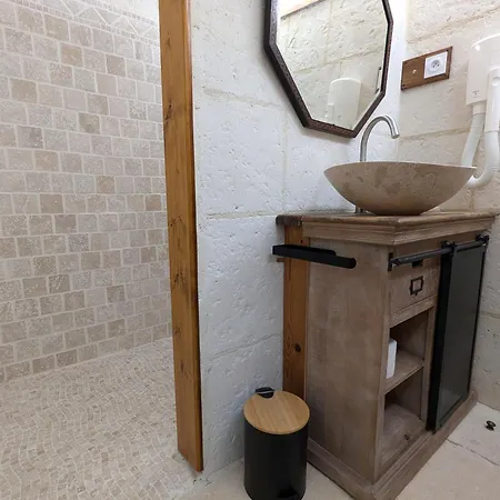 Le Ptit Manoir Des Miroirs Beautifull 4 Star Rated Near Cognac, Private Heated Pool, 4 Bedrooms Each With 1 Large Double Bed Or 2 Singles بيت للعطل *