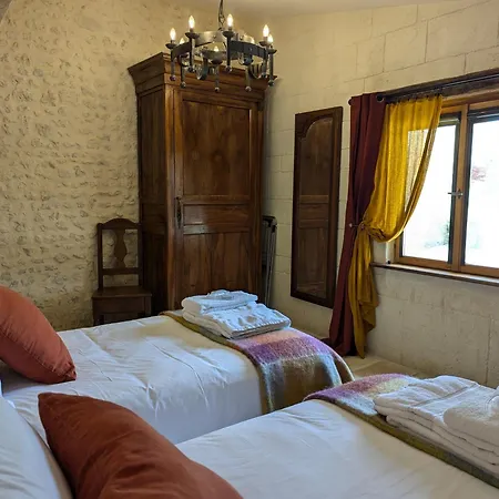 بيت للعطل Le Ptit Manoir Des Miroirs Beautifull 4 Star Rated Near Cognac, Private Heated Pool, 4 Bedrooms Each With 1 Large Double Bed Or 2 Singles *