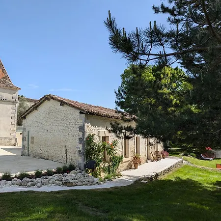 Le Ptit Manoir Des Miroirs Beautifull 4 Star Rated Near Cognac, Private Heated Pool, 4 Bedrooms Each With 1 Large Double Bed Or 2 Singles بيت للعطل Saint-Aulais-la-Chapelle
