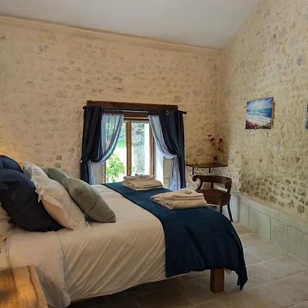 Le Ptit Manoir Des Miroirs Beautifull 4 Star Rated Near Cognac, Private Heated Pool, 4 Bedrooms Each With 1 Large Double Bed Or 2 Singles *