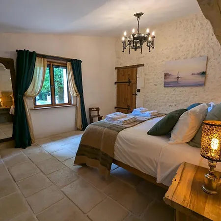 بيت للعطل Le Ptit Manoir Des Miroirs Beautifull 4 Star Rated Near Cognac, Private Heated Pool, 4 Bedrooms Each With 1 Large Double Bed Or 2 Singles Saint-Aulais-la-Chapelle