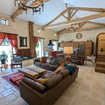 بيت للعطل Le Ptit Manoir Des Miroirs Beautifull 4 Star Rated Near Cognac, Private Heated Pool, 4 Bedrooms Each With 1 Large Double Bed Or 2 Singles Saint-Aulais-la-Chapelle