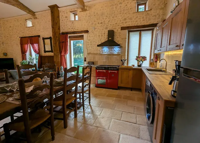 Le Ptit Manoir Des Miroirs Beautifull 4 Star Rated Near Cognac, Private Heated Pool, 4 Bedrooms Each With 1 Large Double Bed Or 2 Singles Vakantiehuis