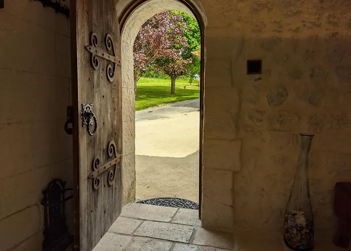 Le Ptit Manoir Des Miroirs Beautifull 4 Star Rated Near Cognac, Private Heated Pool, 4 Bedrooms Each With 1 Large Double Bed Or 2 Singles *