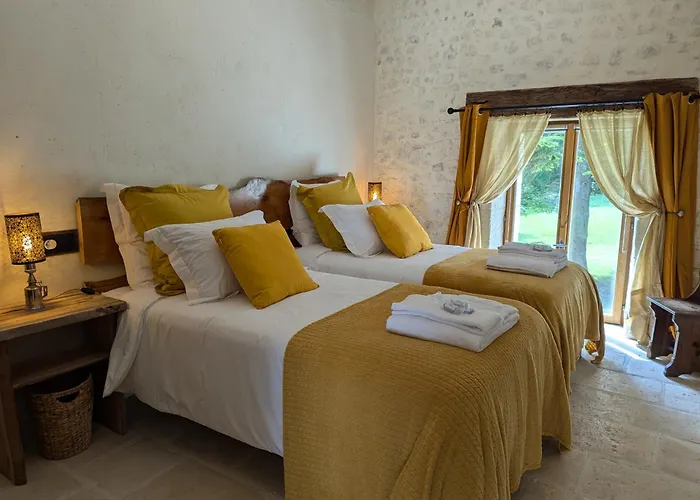 Le Ptit Manoir Des Miroirs Beautifull 4 Star Rated Near Cognac, Private Heated Pool, 4 Bedrooms Each With 1 Large Double Bed Or 2 Singles