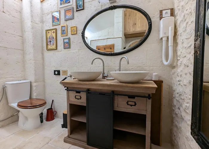 Le Ptit Manoir Des Miroirs Beautifull 4 Star Rated Near Cognac, Private Heated Pool, 4 Bedrooms Each With 1 Large Double Bed Or 2 Singles Saint-Aulais-la-Chapelle