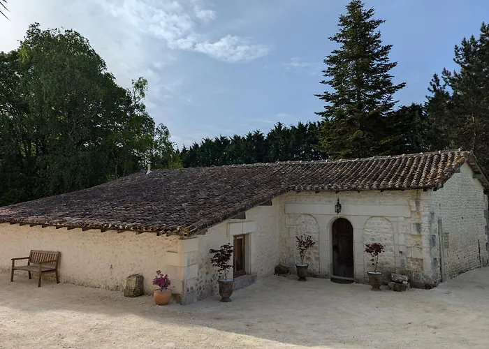 Le Ptit Manoir Des Miroirs Beautifull 4 Star Rated Near Cognac, Private Heated Pool, 4 Bedrooms Each With 1 Large Double Bed Or 2 Singles Vakantiehuis
