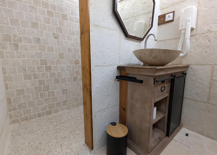 Le Ptit Manoir Des Miroirs Beautifull 4 Star Rated Near Cognac, Private Heated Pool, 4 Bedrooms Each With 1 Large Double Bed Or 2 Singles Vakantiehuis *