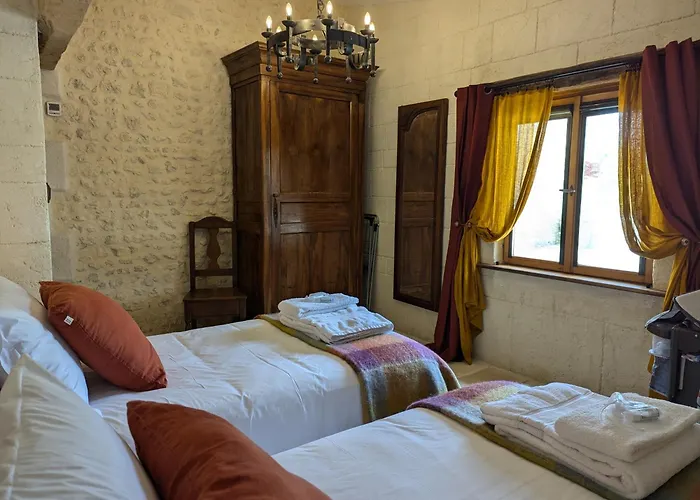 Vakantiehuis Le Ptit Manoir Des Miroirs Beautifull 4 Star Rated Near Cognac, Private Heated Pool, 4 Bedrooms Each With 1 Large Double Bed Or 2 Singles *