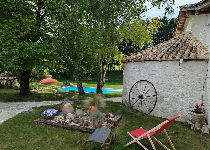 Le Ptit Manoir Des Miroirs Beautifull 4 Star Rated Near Cognac, Private Heated Pool, 4 Bedrooms Each With 1 Large Double Bed Or 2 Singles Saint-Aulais-la-Chapelle