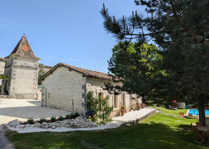 Le Ptit Manoir Des Miroirs Beautifull 4 Star Rated Near Cognac, Private Heated Pool, 4 Bedrooms Each With 1 Large Double Bed Or 2 Singles Vakantiehuis Saint-Aulais-la-Chapelle