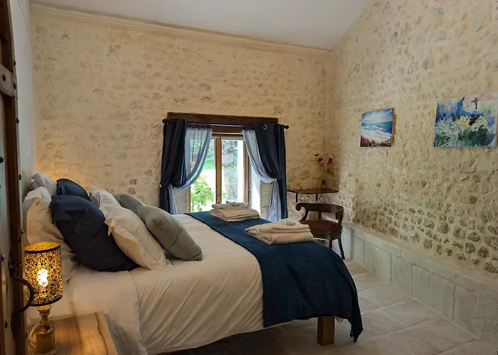 Le Ptit Manoir Des Miroirs Beautifull 4 Star Rated Near Cognac, Private Heated Pool, 4 Bedrooms Each With 1 Large Double Bed Or 2 Singles *